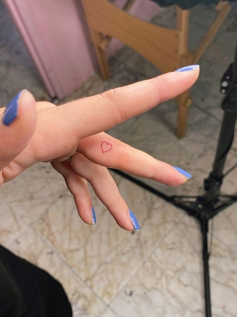 Small Tattoo In Finger, Small Heart Tattoos On Finger, Minimalist Tattoo On Finger, Small Red Heart Tattoo On Finger, Tattoo Fingers Woman, Red Heart Finger Tattoo, Hand Tattoos Heart, Heart Tattoo Hand, Red Finger Tattoo