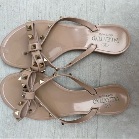 VALENTINO SLIDES Valentino Garavani Slides, Valentino Slides, Valentino Garavani Shoes, Pretty Good, Gladiator Sandals, Valentino Garavani, Life Style, Flip Flops, Slides