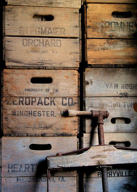 crate Wooden Crate Boxes, Vintage Wooden Crates, Vintage Wood Box, Vintage Crates, Old Wooden Boxes, Old Crates, Diy Wine Rack, Tv Decor, Wood Crates