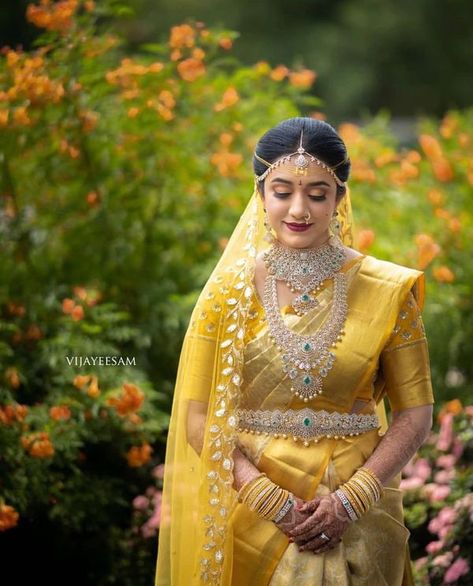 Indian Bridal Looks, White And Gold Saree, South Indian Wedding Saree, South Indian Bride Saree, South Indian Bridal Jewellery, Bridal Sarees South Indian, Indian Bridal Sarees, Indian Bridal Photos, Indian Bridal Jewellery