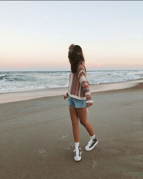 Beach Aesthetic 2023, 90s Beachy Fashion, Beach Aesthetic Fits, Beach Aesthetic Style, Surf Aesthetic Clothes, Summer Surf Aesthetic Outfits, 90s Beach Aesthetic Outfits, Beachcore Aesthetic Outfits, Beachy Fits Aesthetic