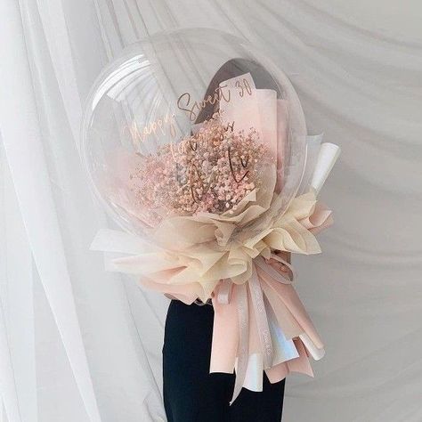 Ballon With Flowers, Bubble Ballon Idea, Ballon Gifts Ideas, Ballon Flower Bouquet, Bouquet Balon, Balloon Bouquet Diy, Graduation Bouquet, Diy Bouquet Wrap, Clear Balloons