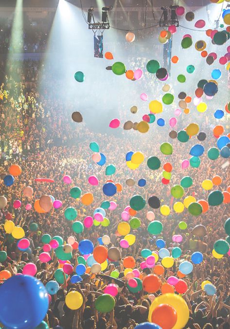 Now THAT'S a party. Bubble Balloons, Foto Art, Joy And Happiness, Tgif, Party Time, Picture Perfect, Music Festival, Color Me, Sake