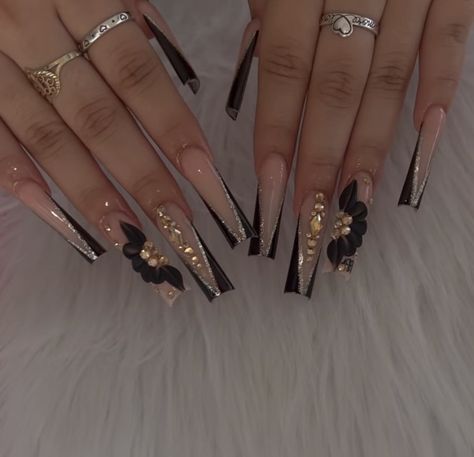 Black And Gold Acrylic Nails Coffin, Quince Black And Gold, Black And Gold Quince Nails, Acrylic Nails Black And Gold, Black And Gold Square Nails, Black And Gold Nails Design Classy, Black And Gold Birthday Nails, Long Gold Nails, Black And Gold Quince