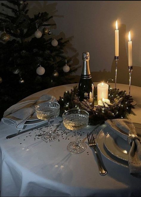 Christmas Aesthetic Dinner, New Year Dinner Table Decoration, Christmas Dinner Aesthetic, New Years Dinner, New Year Table, Christmas Dreaming, Dinner Table Setting, Cosy Christmas, Christmas Interiors