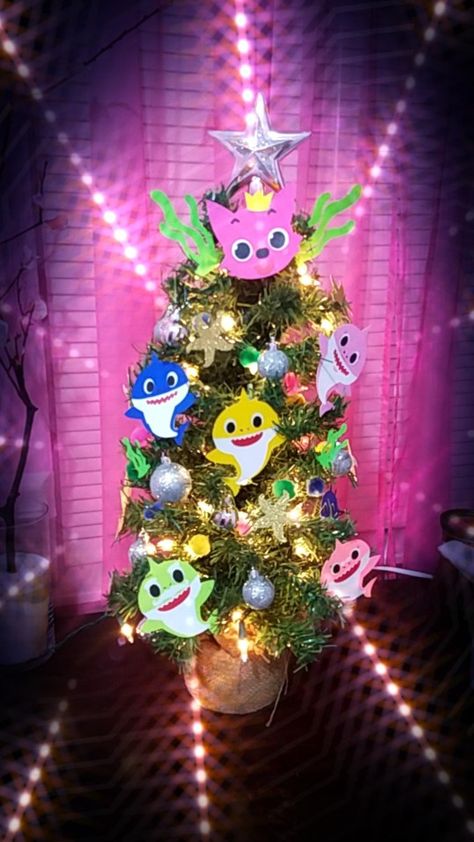 Baby Shark Christmas Tree, Cocomelon Christmas Tree, Shark Christmas Tree, Baby Shark Christmas, Shark Christmas, Holiday Bulletin Boards, Navidad Diy, Baby Shark, Green Christmas