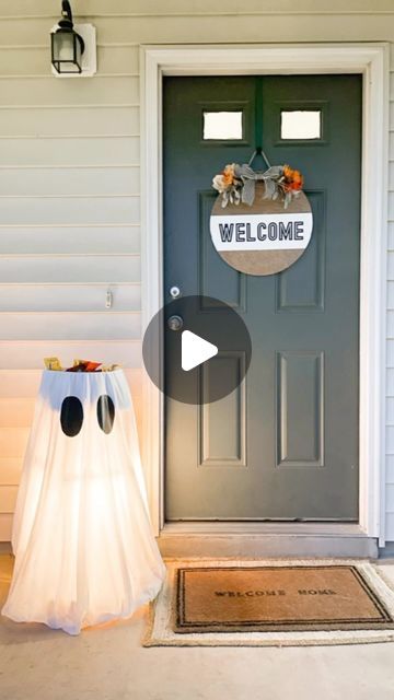 Outdoor Halloween Candy Bowl, Diy Halloween Candy Stand, Halloween Candy Bowl Stand, Halloween Candy Bowl Ideas, Candy Holder Diy, Ghost Candy Bowl, Diy Halloween Candy, Halloween Lamps, Halloween Candy Bowl