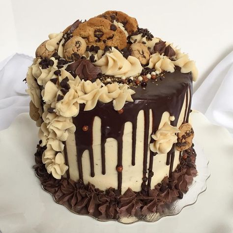 Chocolate Explosion Cake, Duper Cake, Explosion Cake, Cookie Cake Designs, Cookie Dough Cake, Buttercream Chocolate, Chocolate Cake Cookies, Chocolate Chip Cookie Cake, Cake Central