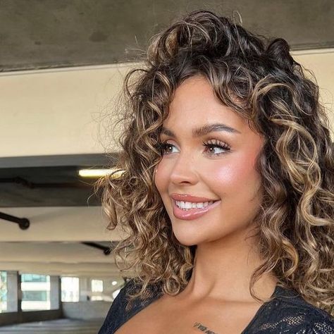 Balayage Curly Hair, Curly Balayage Hair, Blonde Highlights Curly Hair, Medium Curly Haircuts, Natural Curly Hair Cuts, Curly Hair Care Routine, Highlights Curly Hair, Curly Hair Photos, Bouncy Hair