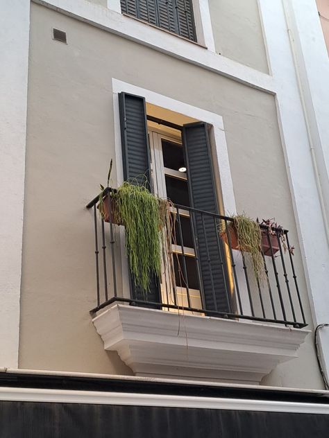 Balcony Railing Decorating Ideas, Juliet Window Balconies, Small Window Balcony, Juliet Balcony Decor, French Windows Exterior, Juliet Balcony Ideas, L Shaped Living Room Layout, European Balcony, Italian Balcony