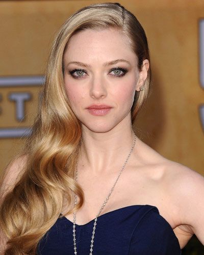 Amanda Seyfried--side swept curls Hairdo Side Swept, Elegant Side Swept Hairstyles, Side Sweep Hairstyle, Alan Aesthetic, Side Swept Hair, Virtual Hairstyles, Side Swept Curls, Wedding Hairstyles For Medium Hair, Dream Makeup