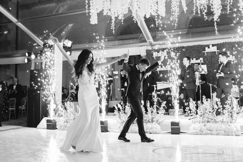 Cold Sparks Wedding, Wedding Posing, Wedding Extras, All White Wedding, Sparkly Wedding, Photos Inspo, Wedding Entrance, Wedding Vision, Miami Wedding