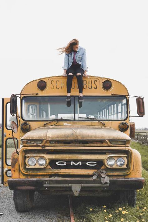 Photoshoot Schoolbus, School Bus Photoshoot, Bus Photoshoot, Bff Shoot, School Bus Pictures, Bus Photography, Back To School Pictures, Old School Bus, High School Photos