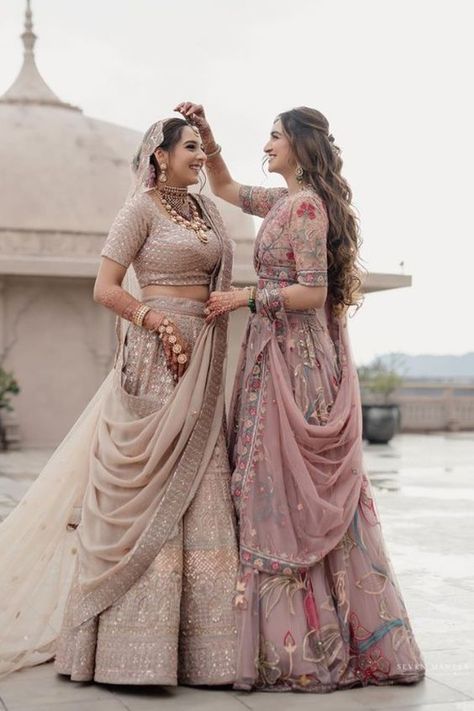 Unique Photo Ideas, Dress For Bride Sister, Wedding Outfits Indian, Bridesmaid Poses, Brides Sister, Indian Bride Poses, Bridesmaid Pictures, Sisters Photoshoot Poses, Bridesmaid Photoshoot