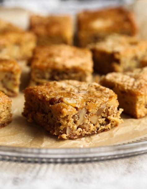 These Chewy Noel Bars are a classic holiday treat. They're a buttery, chewy walnut bar topped with powdered sugar! SO good! #cookiesandcups #12daysofchristmascookies #noel #holidaybaking #christmascookies Fresh Herb Salad, Cookies Bars, Dessert Bar Recipe, Cake Bars, Cookie Bar Recipes, Christmas Cooking, Savoury Cake, Food Cakes, Classic Holiday