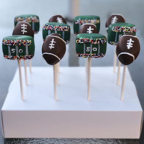 Football Cake Pops Football Party Treats, Football Cake Pops, Fall Cake Pops, Superbowl Cake, Football First Birthday, Cake Pop Designs, Caramel Treats, Pop Cupcakes, Sport Cakes