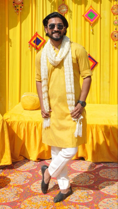 Haldi Photography Ideas Boys, Dulha Haldi Pose Single, Haldi Ceremony Boy Photography, Haldhi Stills Boy, Haldi Stills For Groom, Boys Haldi Photoshoot, Groom Haldi Ceremony Photography, Haldi Groom Poses, Boy Haldi Photography