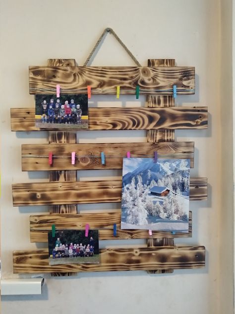 This listing features one ready-to-hang wood board for collages, photos, or children's art, made using 10 different pieces of wood, painted in your choice of two colors or a natural wood color, and topped with five threads to hang photos from. using colorful clothespins! This rustic board is handcrafted so each one is unique. All are crafted from wood and hand finished for a rustic feel. We then paint each frame with dark polysander, fire it, or leave it in a natural wood color, applying only a Picture Board Wedding, Wood Picture Board, Birthday Picture Board, Graduation Picture Boards, Pallet Wall Ideas, Photo Display Board, Hang Photos, Wedding Photo Display, Birthday Picture