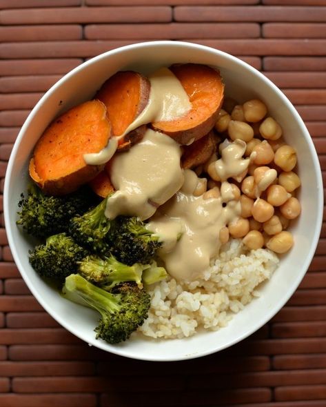 Veggie Bowls Healthy, Sweet Potato And Broccoli, Broccoli Bowl, Veggie Bowl Recipe, Potato And Broccoli, Plats Healthy, Makanan Diet, Veggie Bowl, Idee Pasto Sano