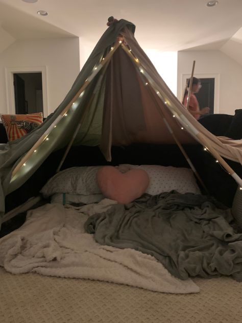 This was actully pretty big! Fort Ideas Bedroom, Forts For Sleepovers Easy Indoor, Aesthetic Tent Sleepover, Fort Ideas Indoor Bedroom, Fort Bed, Sleepover Fort, Living Room Fort, Birthday Tent, Sleepover Bed