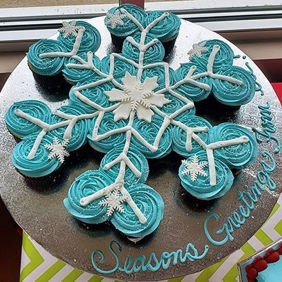 Christmas Cupcake Cake, Pull Apart Cupcake Cake, Pull Apart Cake, Frozen Themed Birthday Party, Pull Apart Cupcakes, Christmas Cake Designs, Winter Onederland Birthday, Cupcake Cake Designs, Giant Cupcakes