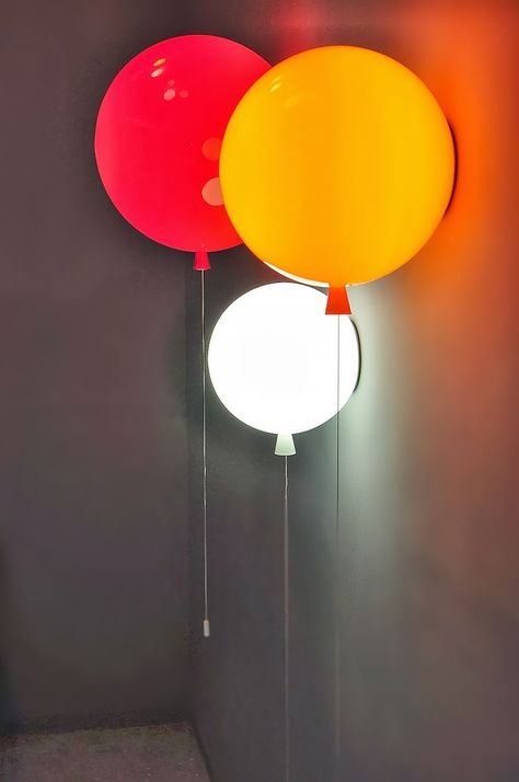 Super fun balloon lights by Blokis—perfect for a kid's room! Memory Lamp, Luminaria Diy, Blitz Design, Moderne Pools, Colorful Lamps, Diy Lampe, Balloon Lights, Deco Luminaire, Creative Lighting