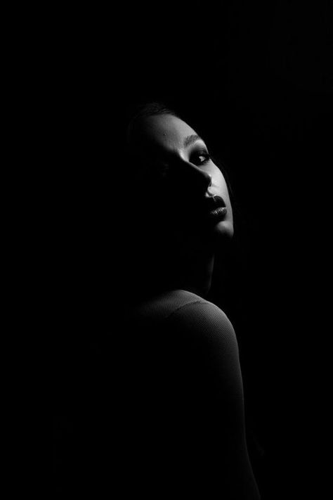 Shadow Portraits, Low Key Portraits, Light And Shadow Photography, Low Key Photography, Key Photography, Dark Portrait, Studio Portrait Photography, Silhouette Photography, Shadow Photography