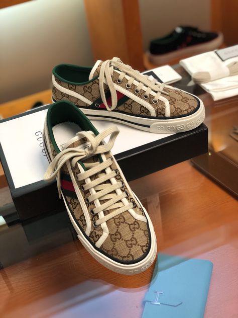 Gucci Sneakers Outfit Women, Gucci Sneakers Outfit, Sneakers Outfit Women, Sneakers Gucci, Sneaker Outfits Women, Gucci Sneakers, Fashion Shoes Sneakers, Food Vids, Outfit Women