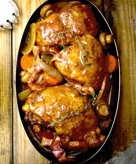 Slow Cooker Coq Au Vin is French cuisine comfort food at its easiest! Economical & easy, it will be a family favorite recipe! Slow Cooker Coq Au Vin, Caramelized Chicken, Dinners Chicken, Date Night Recipes, Yummy Chicken, Crock Pot Recipes, Diner Recept, Chicken Meals, Pot Pies