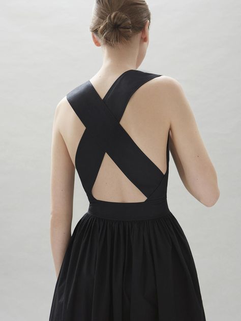 This Pin was discovered by Art in the Find | Style Tips & Fashion Blogger. Discover (and save!) your own Pins on Pinterest. Cross Back Dress, Summer Black Dress, Back Dress, Inspiration Mode, Mode Inspiration, Style Outfits, Fashion Details, Look Fashion, Karl Lagerfeld