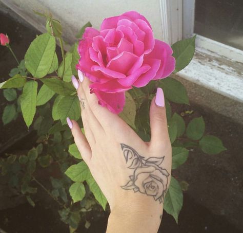 Kali Uchis hand rose tattoo Rose Henna, Rose Hand Tattoo, Finger Hands, Tattoo Rose, Kali Uchis, Elephant Tattoos, Feather Tattoos, Trendy Tattoos, Custom Tattoo