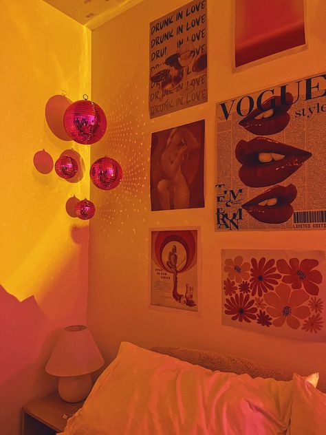 pink and red trendy room decor #room #bedroominspo #bedroom #trendy #discoballaesthetic #aesthetic #teenroomdecor Fgcu Dorm, Red Dorm Room Ideas, Red Apartment Decor, Red Dorm Room, Room Ideas Color Schemes, Orange Dorm Room, Sorority Dorm Room, Dorm Room Ideas Aesthetic, Dorm Pink