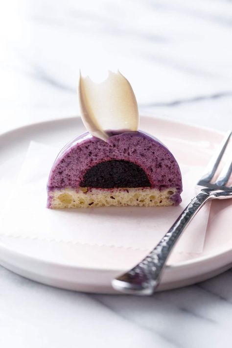 Blueberry Entremet Cakes with Mirror Glaze Dome Desserts, Blueberry Mousse, Fancy Desserts Recipes, Mousse Cake Recipe, Mousse Cakes, Mini Torte, Mirror Glaze Cake, Individual Cakes, Mini Dessert