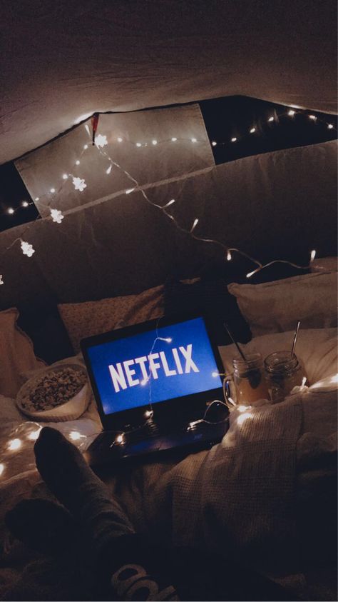 Debut Ideas, Aesthetic Bedroom Decor, Basic Photo Editing, Fun Sleepover Ideas, 80s Vibes, The Mistake, Portfolio Inspiration, Netflix And Chill, Movie Nights