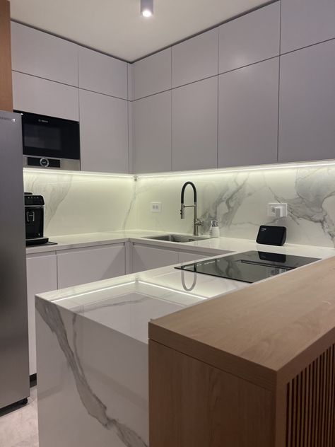 White and wood kitchen with Calacatta Michelangelo laminam Laminam Calacatta Michelangelo, Laminam Kitchen, Calcutta Kitchen, White And Wood Kitchen, White Gloss Kitchen, Wood Kitchen, White Cabinets, White Gloss, White Kitchen