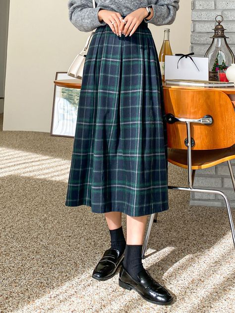 Midi Plaid Skirt Outfit, Green Tartan Skirt, Tartan Midi Skirt, Tartan Skirt Outfit, Plaid Skirt Outfit, Tartan Skirt, Plaid Skirts, Navy And Green, Skirt Outfits