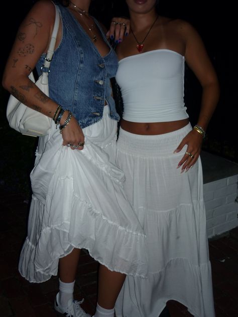 White Flowy Skirt Outfit Summer, White Skirt Festival Outfit, Flowy Skirt Outfit Summer, White Ruffle Skirt Outfit, White Tiered Skirt Outfit, White Flowy Skirt Outfit, White Lace Skirt Outfit, White Tube Top Outfit, White Skirt Black Top