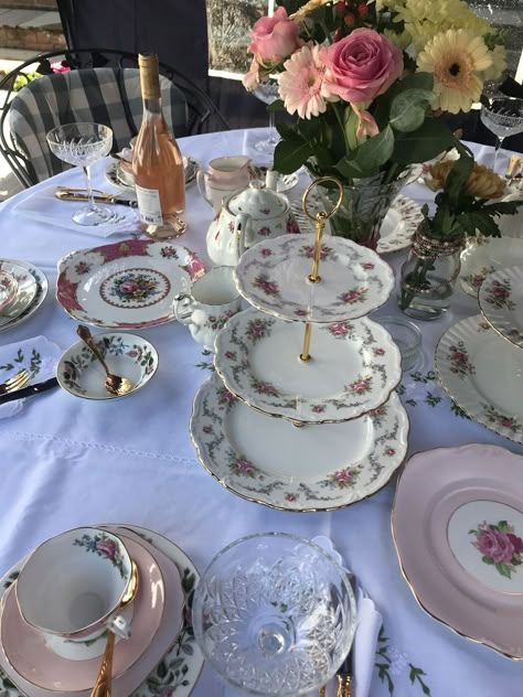 Victorian Birthday Theme, Victorian Garden Party Aesthetic, 1800s Party Theme, Fancy Tea Party Birthday, Antique Birthday Party Ideas, Antique Party Theme, Bridgerton Inspired Birthday Party, Bridgerton Birthday Party Aesthetic, Twentea Party