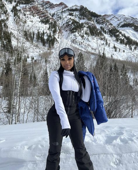 Snow Trip Outfit, Girls Ski Trip, Snow Outfits For Women, Ski Outfit For Women, Cabin Outfit, Snow Fits, Winter Vacation Outfits, Ski Trip Outfit, Winter Birthday Outfit