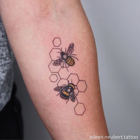 Eileen Neubert on Instagram: “🐝 . . . . . #safethebees #bumblebee #tattoobremen #brementattoo #bremencity #beetattoo #tattoo #bumblebeetattoo #tinytattoo #sketchy…” Bee Tattoo Meaning, Small Bee Tattoo, Honey Bee Tattoo, Honeycomb Tattoo, Bumble Bee Tattoo, Floral Tattoo Shoulder, Insect Tattoo, E Tattoo, Bee Tattoo