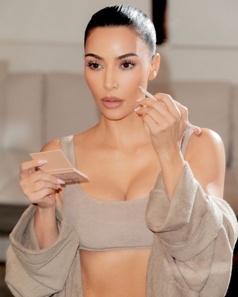 KKW BEAUTY on Instagram: “When you think of @kimkardashian's glam, you think of contour. ICYMI: Check out her 5-minute natural makeup routine using the new Eye…” Kim Kardashian Makeup Natural, Kim K Makeup, Natural Makeup Routine, Kim Kardashian Latest, Kim Kardashian Makeup Tutorial, Kardashian Makeup, Kim Kardashian Makeup, Bottom Lashes, Kim Kardashian Outfits