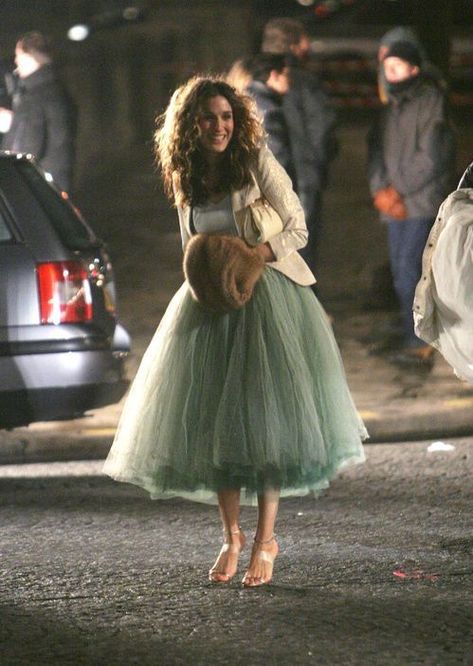 Carrie Bradshaw’s Best Outfits Will Inspire Your Holiday Party Wardrobe Sarah Jessica Parker Style, Autumn Skirt, Carrie Bradshaw Outfits, Carrie Bradshaw Style, Tulle Skirts Outfit, Tule Rok, Casual Attire For Women, Skirt Tulle, Rock Outfit