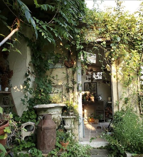 House Covered In Vines, Witch Garden, Jolie Photo, Pretty Places, House Inspiration, Cottage Core, Future House, Old House, Studio Ghibli