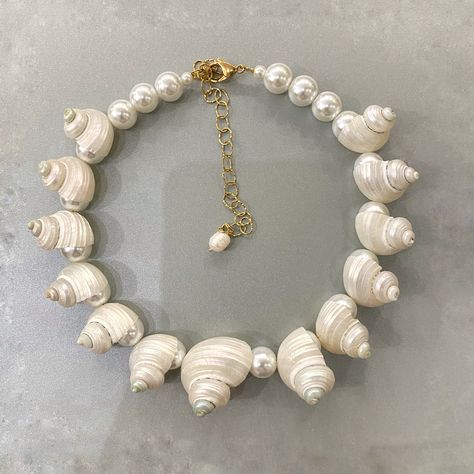 Elegant Luxury Handmade Shell Necklace, Luxury Handmade Shell Necklace, Luxury Unique Shell Necklaces, Summer Beaded Necklace, Shell Necklace, Handmade Shell-shaped Pearl Necklace, Snail Shell Necklace, Ocean-inspired Shell-shaped Pearl Necklace, Big Shell