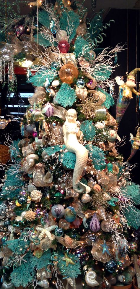 Love this beach inspired Christmas tree. We have a Seaside tree in our home and it's my FAVORITE! Remember the sea; even in the snow :-) Mermaid Christmas Tree, Seaside Christmas, Beach Christmas Trees, Coastal Christmas Tree, Florida Christmas, Coastal Christmas Decor, Mermaid Christmas, Nautical Christmas, Beachy Christmas