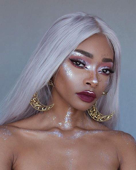 ▪️Sc: @ nyane | glitter makeup look ▪️ Moon Goddess Makeup, Burning Man Makeup, Goddess Costume Makeup, Moon Goddess Costume, Cosmic Makeup, Sun And Moon Costume, Moon Makeup, Goddess Halloween, Moon Costume