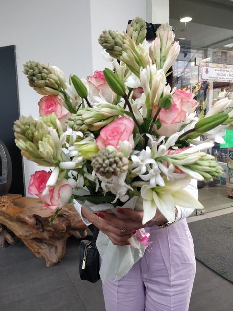 Fresh bunch of pink and white - Rajnigandha and roses, for the lovers of fragrant flowers!  #fragrantflowers #rajnigandha #roses #flowerbouquets #freshness #flowerbunch #bouquetinspo #handbunchofroses #rajnigandhaflowers #freshflowerarrangement #vadodara #LaFlora Rajnigandha Flower Decor, Unique Bouquets, Unique Bouquet, Hand Bouquet, Fresh Flowers Arrangements, The Lovers, Fragrant Flowers, Bunch Of Flowers, Embroidery Fashion