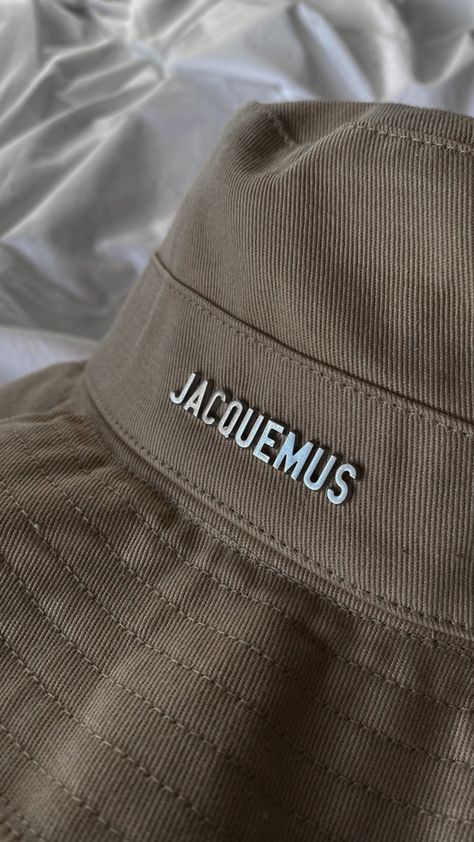 Ootd Bucket Hat, Jacquemus Beach, Hat Jacquemus, Bucket Hat Inspo, Bucket Hat Aesthetic, Beige Bucket Hat, Hat Aesthetic, 21st Birthday Photoshoot, Cute Beanies