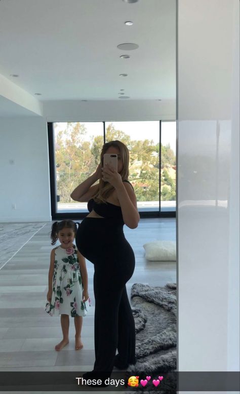 Catherine Paiz Pregnant, Catherine Mcbroom, Pregnancy Fits, Catherine Paiz, Kids Aesthetic, Pretty Pregnant, Ace Family, Mommy Goals, Poses Photography