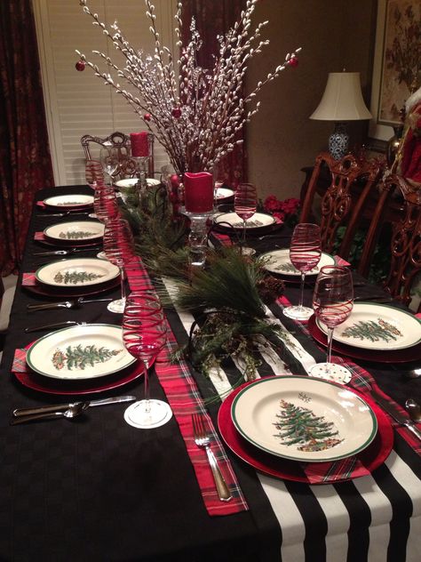 Christmas 2013 Spode table.  My daughter has such good ideas Natal Country, Christmas Dining Table Decor, Table Halloween, Rustic Ideas, Red Christmas Decor, Christmas Dining Table, Christmas Tablescape, Spode Christmas, Christmas Tablescapes